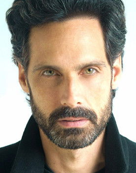 Rubén Guevara as Cesar