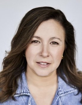 Jessica Barker as Estelle