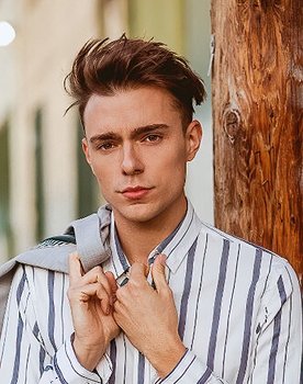 Jordy Tulleners as Tommy Bahhama