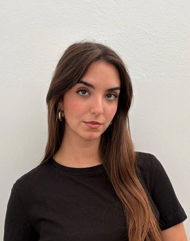 Andrea Caballero as Lucía