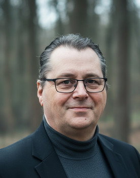 Mark Baars as Bezoeker terras