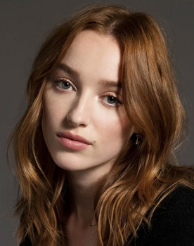 Phoebe Dynevor as Lotti Mott