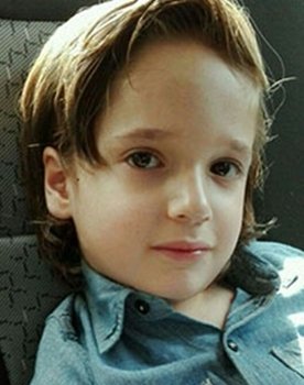 Elías Meza as Adrián Tinoco Cruz / Adrián Molina Tinoco