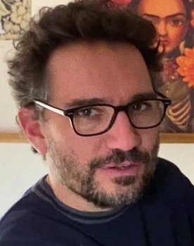 Daniel Klamburg as Student 3