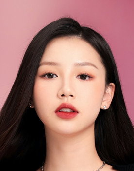 Amee as Huyền
