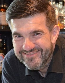 Henrik Bruhn as Kenneth