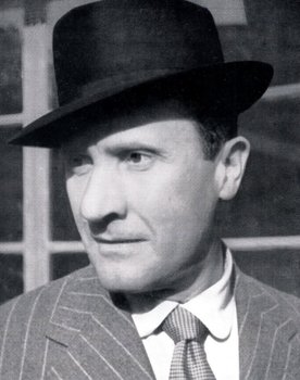Paolo Stoppa as Volpino