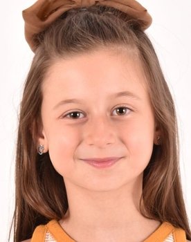 Eylül Şenocak as Child Gülben
