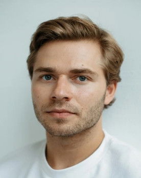 Kirill Chernyshenko as Manin