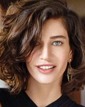 Berrak Tüzünataç as Ekin