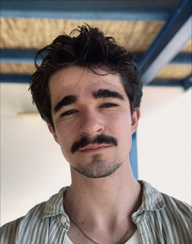 Jona Schloßer as Pflegekraft