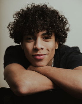 Junes Callaert as Elias