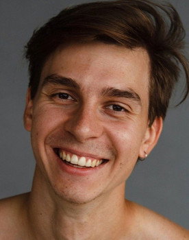 Pavel Kizhuk as Barman