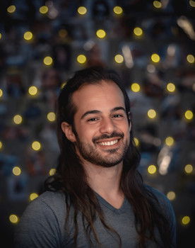 Ivan Ferreira Garcia as Tiago/Psicólogo