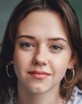 Paloma Hill as Daisie-Mae