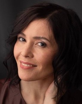 Ruslana Doronina as Aygul''s mother