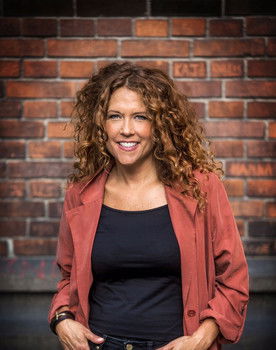 Anna Lindman as Intervjuare