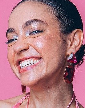 Valentina Bandeira as Cora