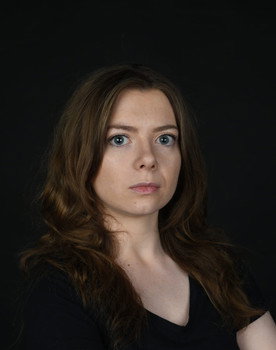 Willow Gordon as Elizabeth Topp