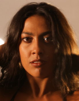 Letícia Coralina as Rosa