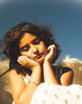 Naz Özsaltık as Melek