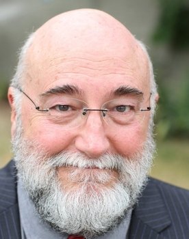 John Apicella as Larry