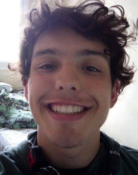 Yan Costa Carneosso as Caçador de Atrações