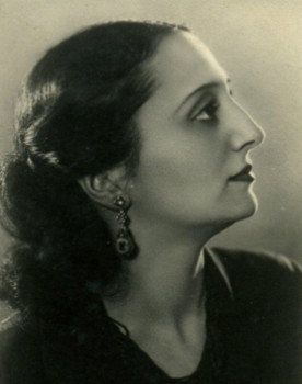 Zara Dolukhanova as певица