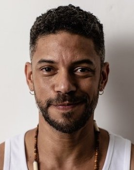 Paulo Lessa as Bruno