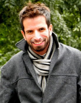 Jorge Maddox as León