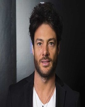 Alessandro Islas as Leo