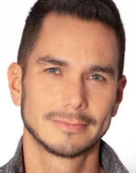 Adrián Rubio as Agente de Polícia