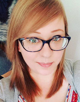 Vikki Hill as Carol Singer