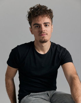 Lucas Alba as Léo