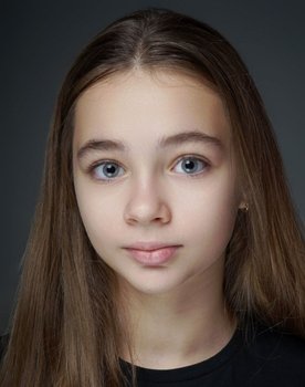Nisa Sofiya Aksongur as 