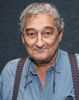 Hugó Gruber as Király