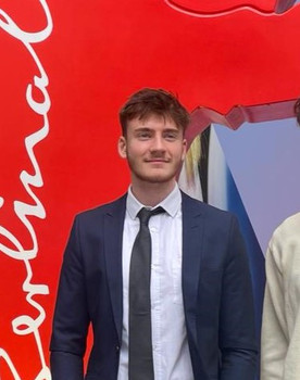 Joseph Ringland as (Extra)