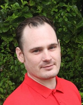 Charlie Sears as Thomas
