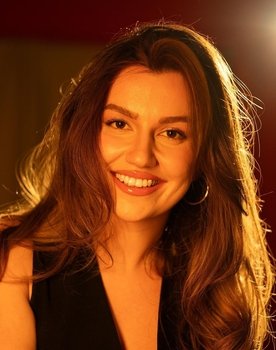 Lala Suleymanova as Günay