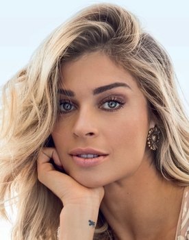 Grazi Massafera as Marivalda