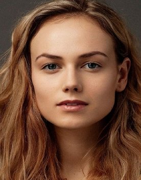 Dovilė Kundrotaitė as Laura