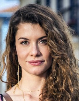 Alinne Moraes as Jânia