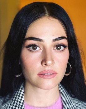 Esra Bilgiç as Gülfem Paşazade