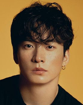 Zhu Xinhui as Policeman