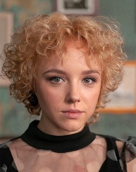 Anastasia Talyzina as Алена