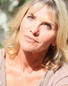 Olivia Dutron as Eve Gomez
