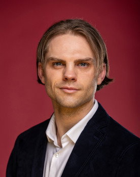 Wesley Mahoney as Barman