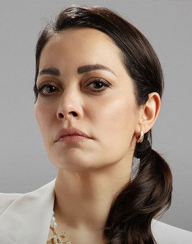 Sezin Akbaşoğulları as Arzu