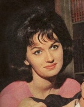 Isabel Cristina as Simone