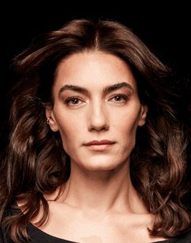 Hande Subaşı as 